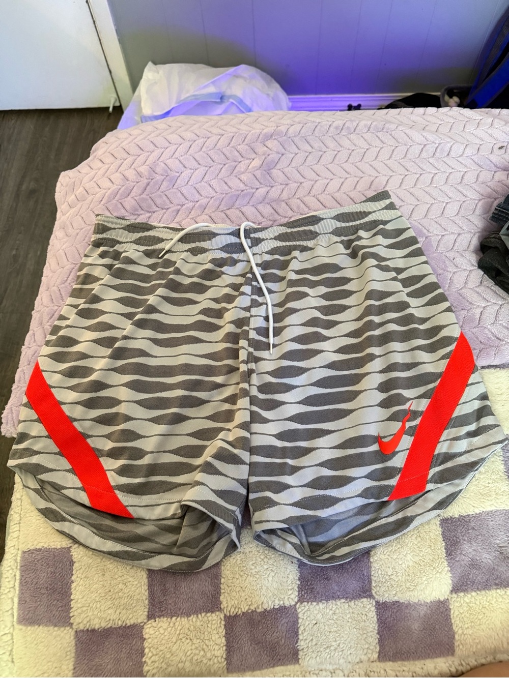 Nike Women’s Gray Wave-Print Athletic Shorts with pink Accents